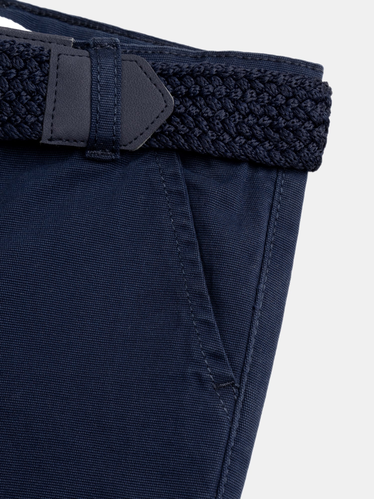 Bermuda bleu foncé avec ceinture pour garçon