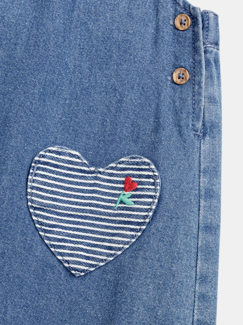 Salopette in denim con tasche a forma di cuore ricamate per bambina