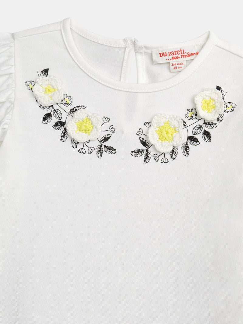 T-shirt ecru ricamata con fiori e maniche a volant per bambina