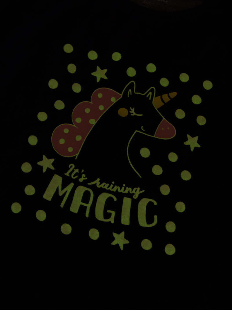 Pigiamas in velluto blu marino "It's raining MAGIC" con dettagli fosforescenti per bambina