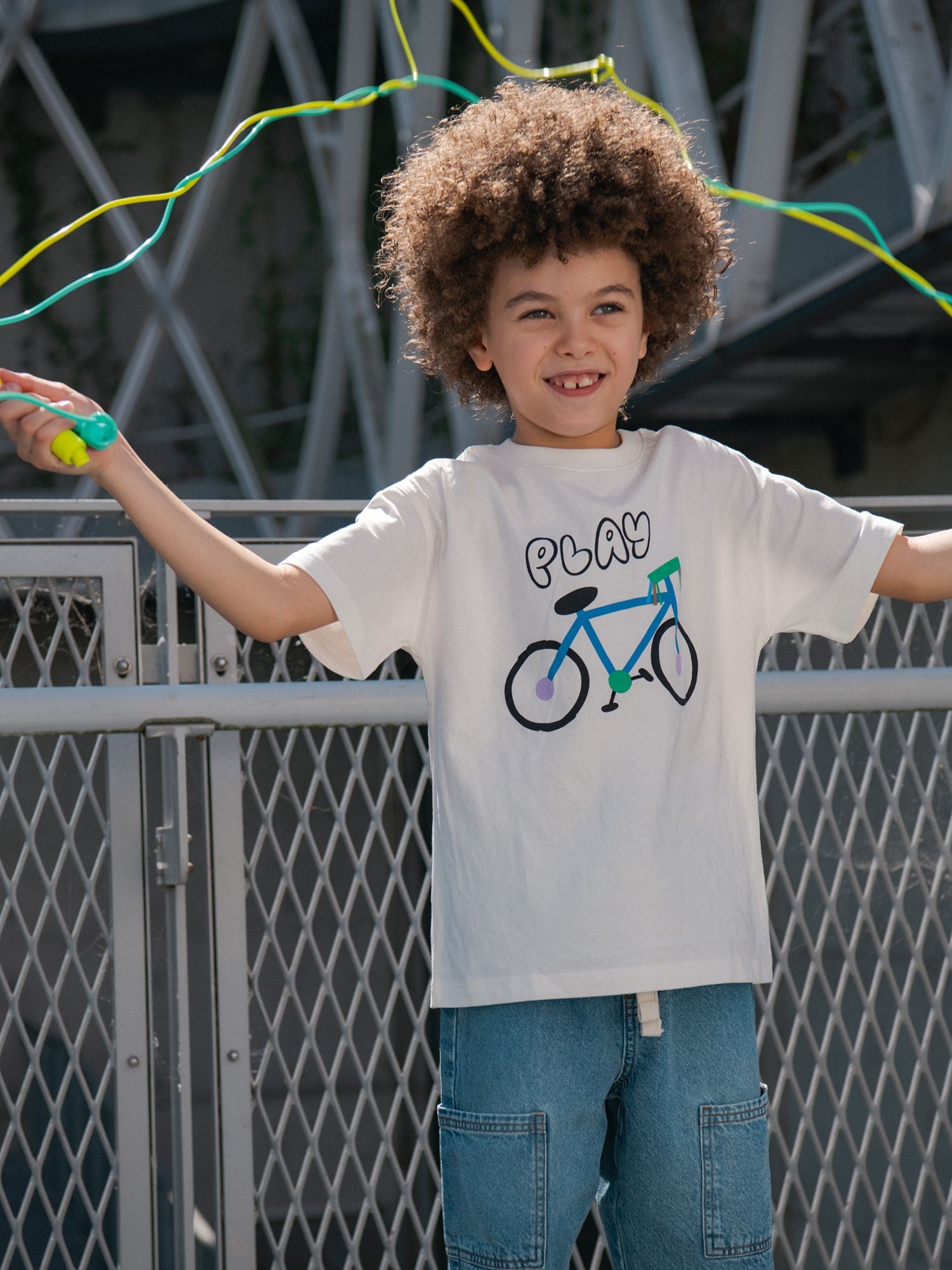 T-shirt ecru con animazione di bicicletta per ragazzi