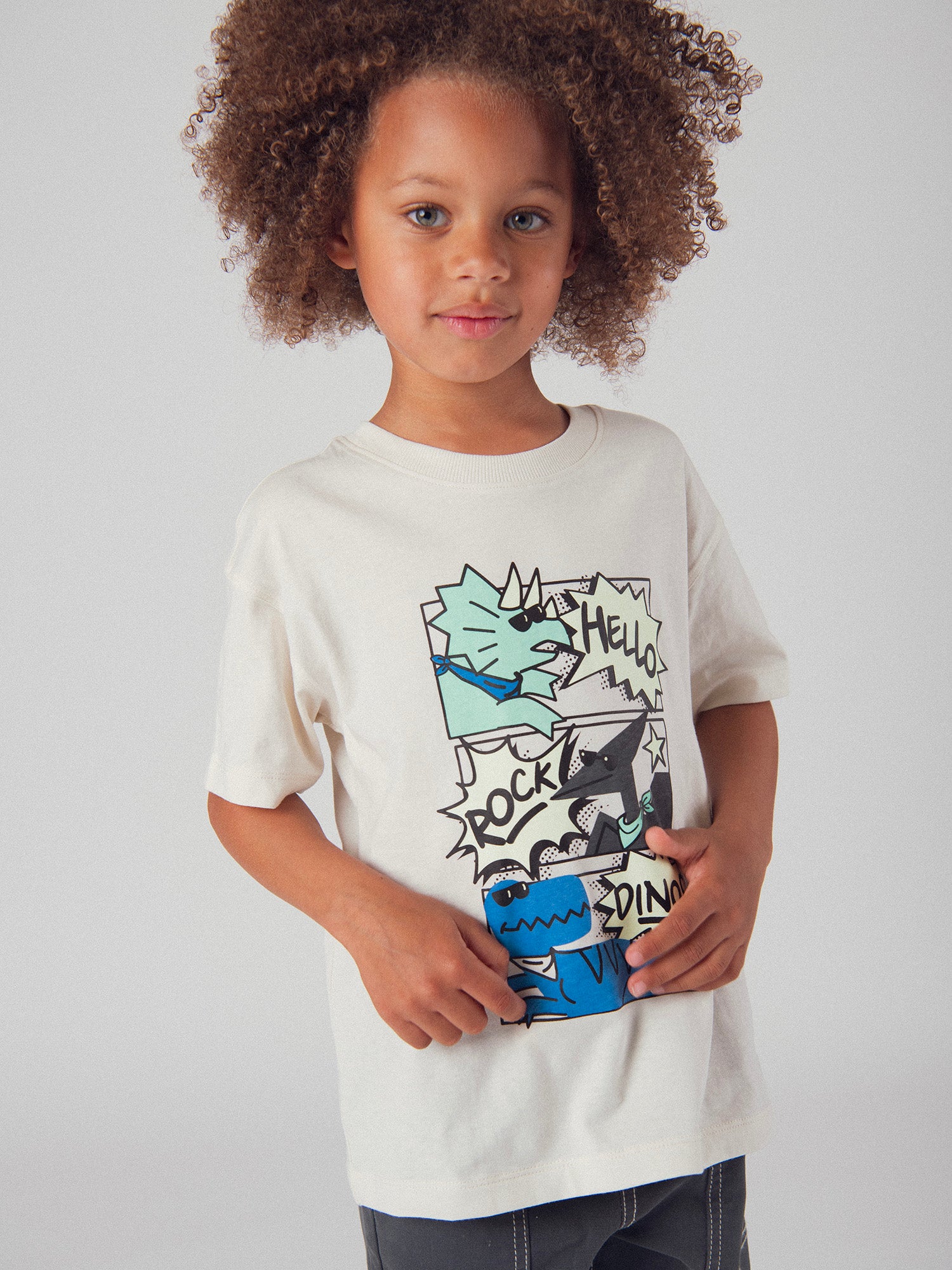 T-shirt ecru con animazione di dinosauri a fumetti per ragazzi