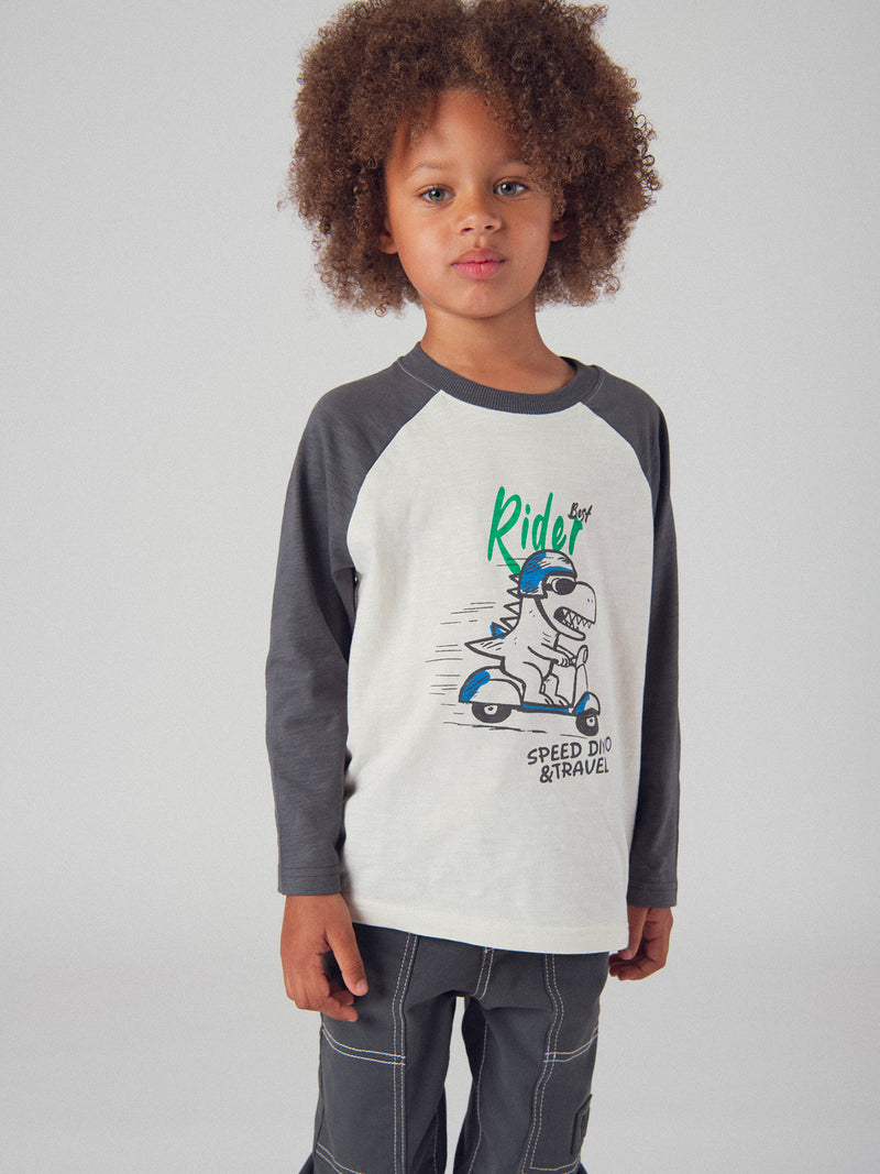 T-shirt ecru a maniche lunghe con maniche a contrasto e animazione di dinosauro per ragazzi