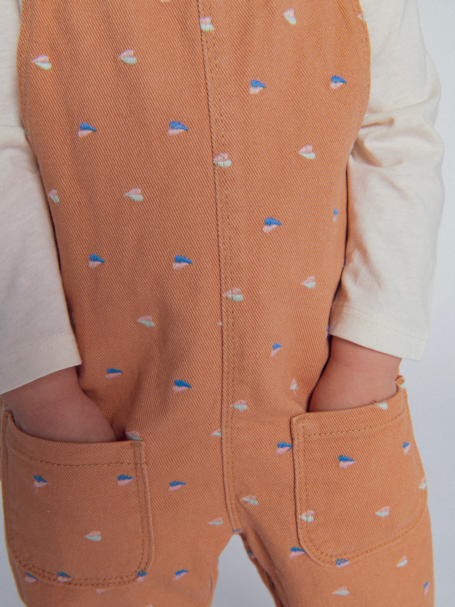 Salopette in twill "caramello" con ricami a cuore per bambina
