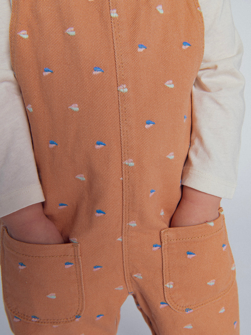 Salopette in twill "caramello" con ricami a forma di cuore per bambine