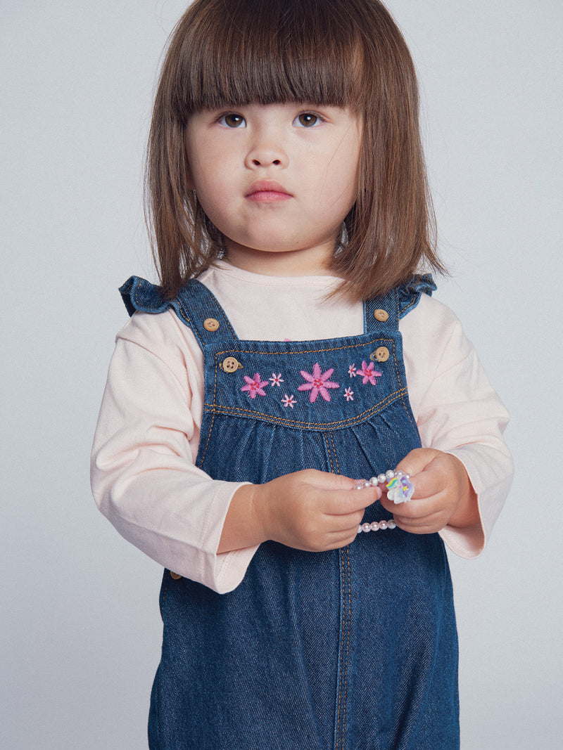 Salopette in denim ricamata "ARTY SCHOOL" per bambina
