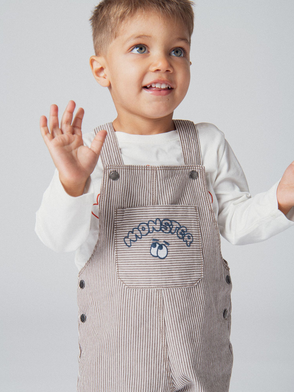 Salopette a righe in denim cacao e ecru "Monster" per bambino