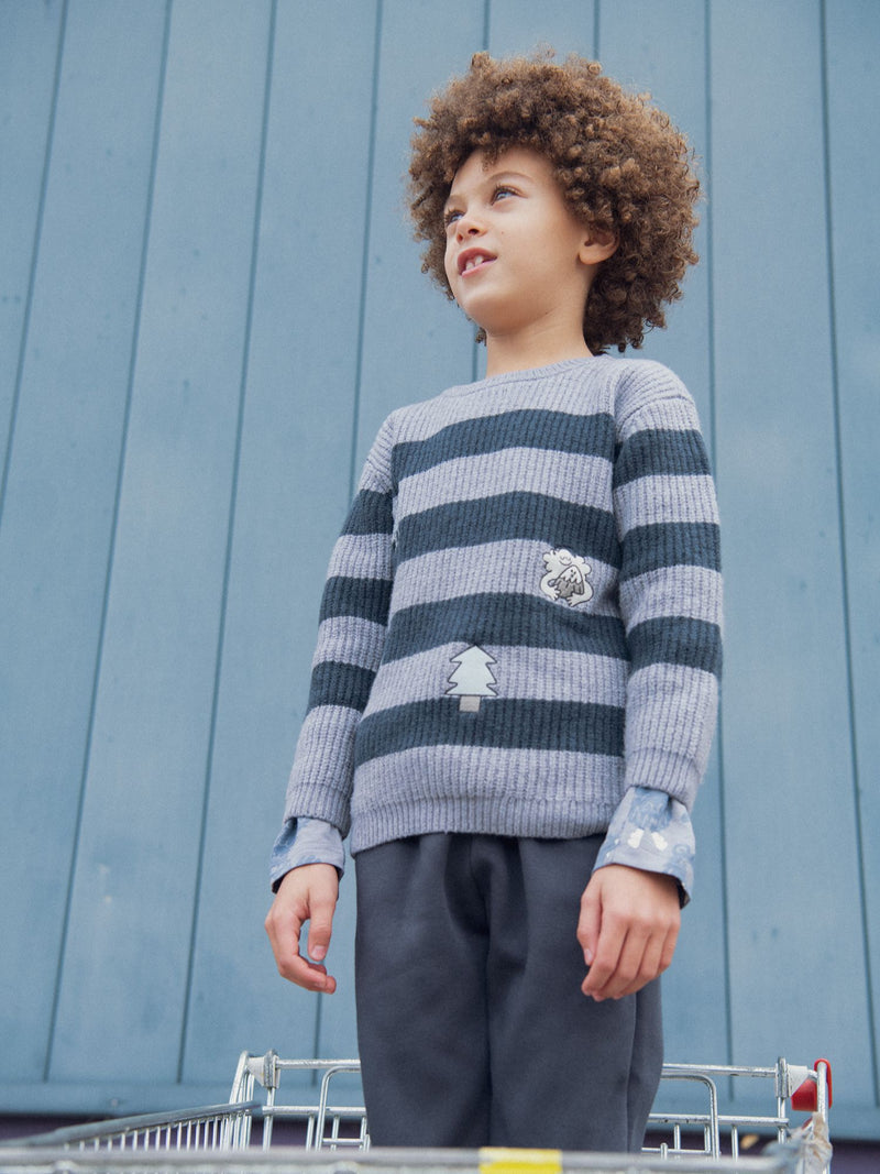 Pull bleu à rayures et patchs brodés pour garçon