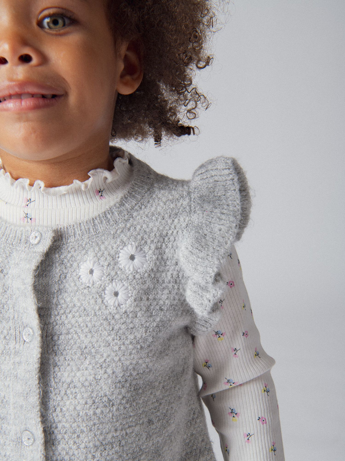 Cardigan senza maniche in maglia testurizzata con volant per bambina