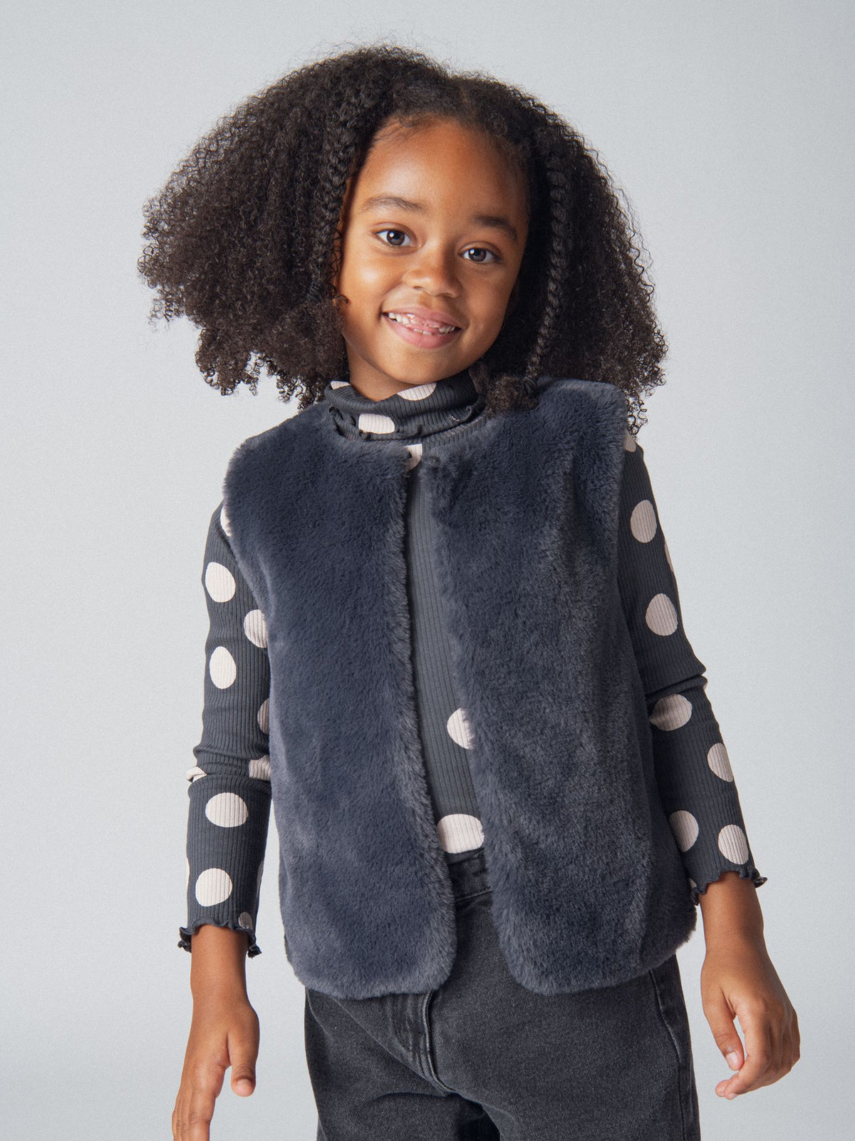 Cardigan grigio scuro senza maniche e reversibile in pelliccia sintetica per ragazze