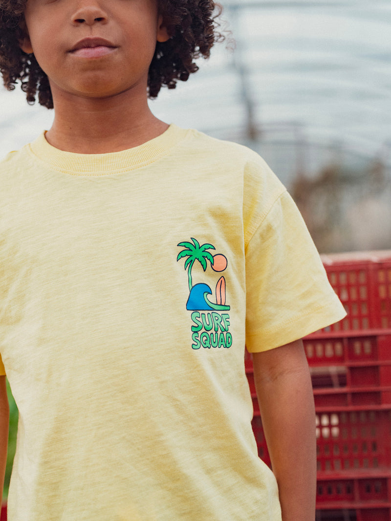 T-shirt gialla a manica corta con animazione surf per ragazzi