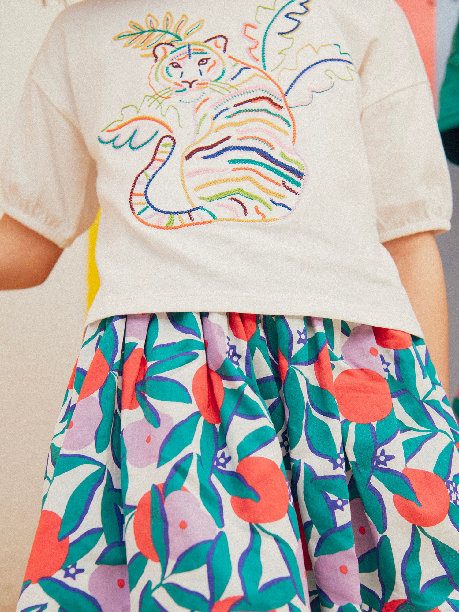 T-shirt ecru con ricamo di tigre per ragazze