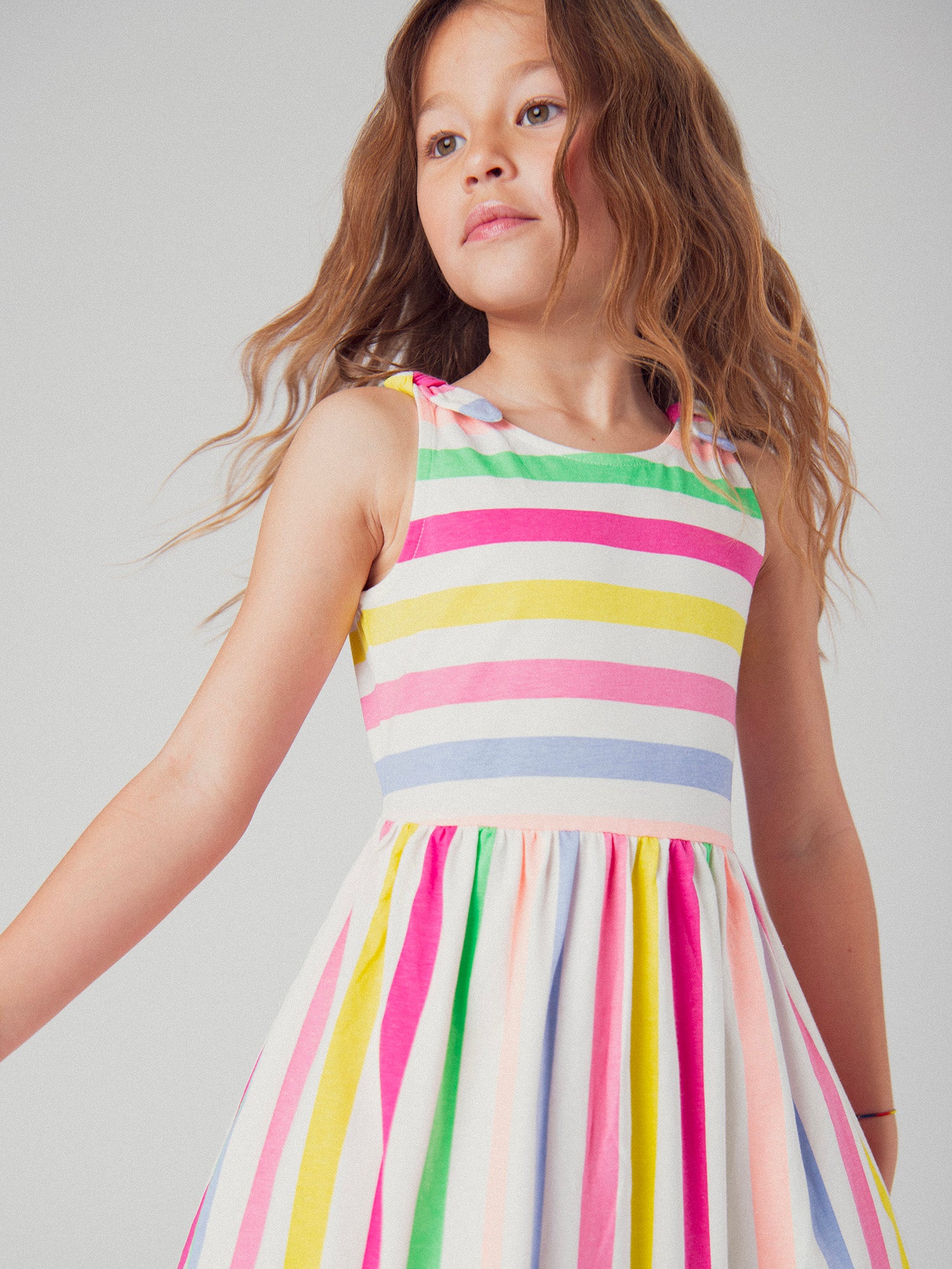 Abito con spalline e righe multicolori per ragazze