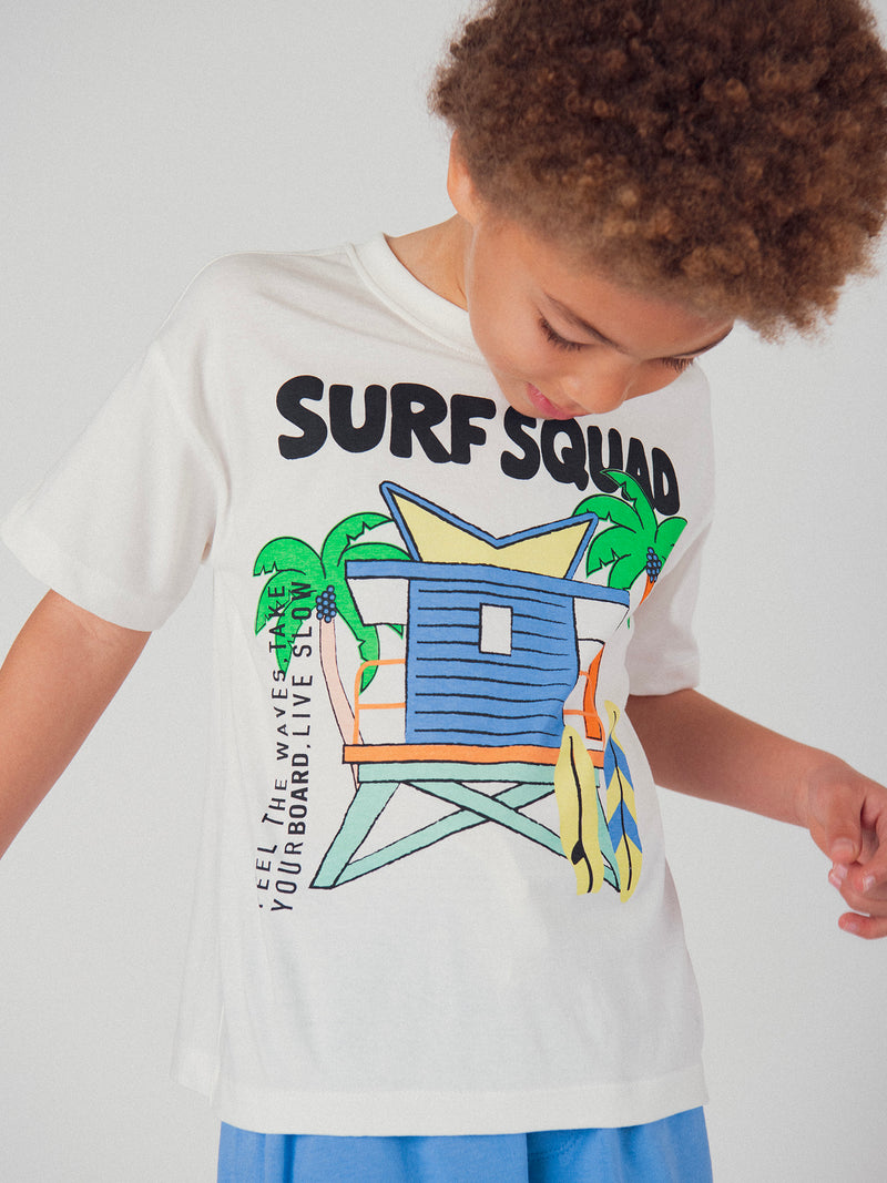 Completo di t-shirt écru e pantaloni corti blu con animazione per bambino