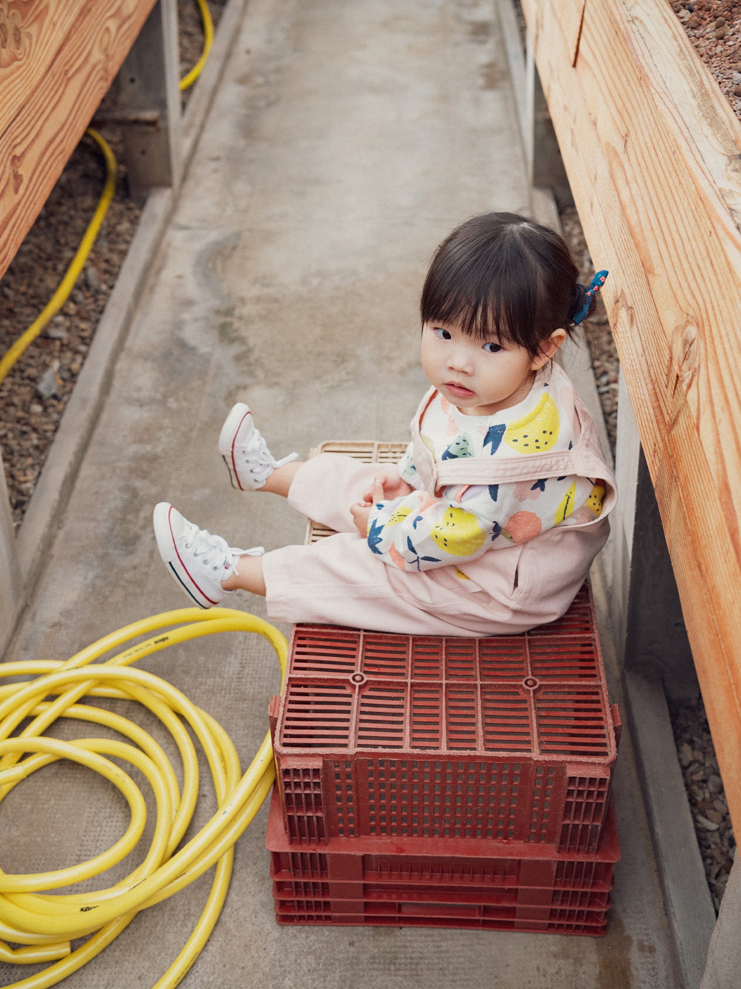 Salopette rosa vintage con ricamo di limone per bambina