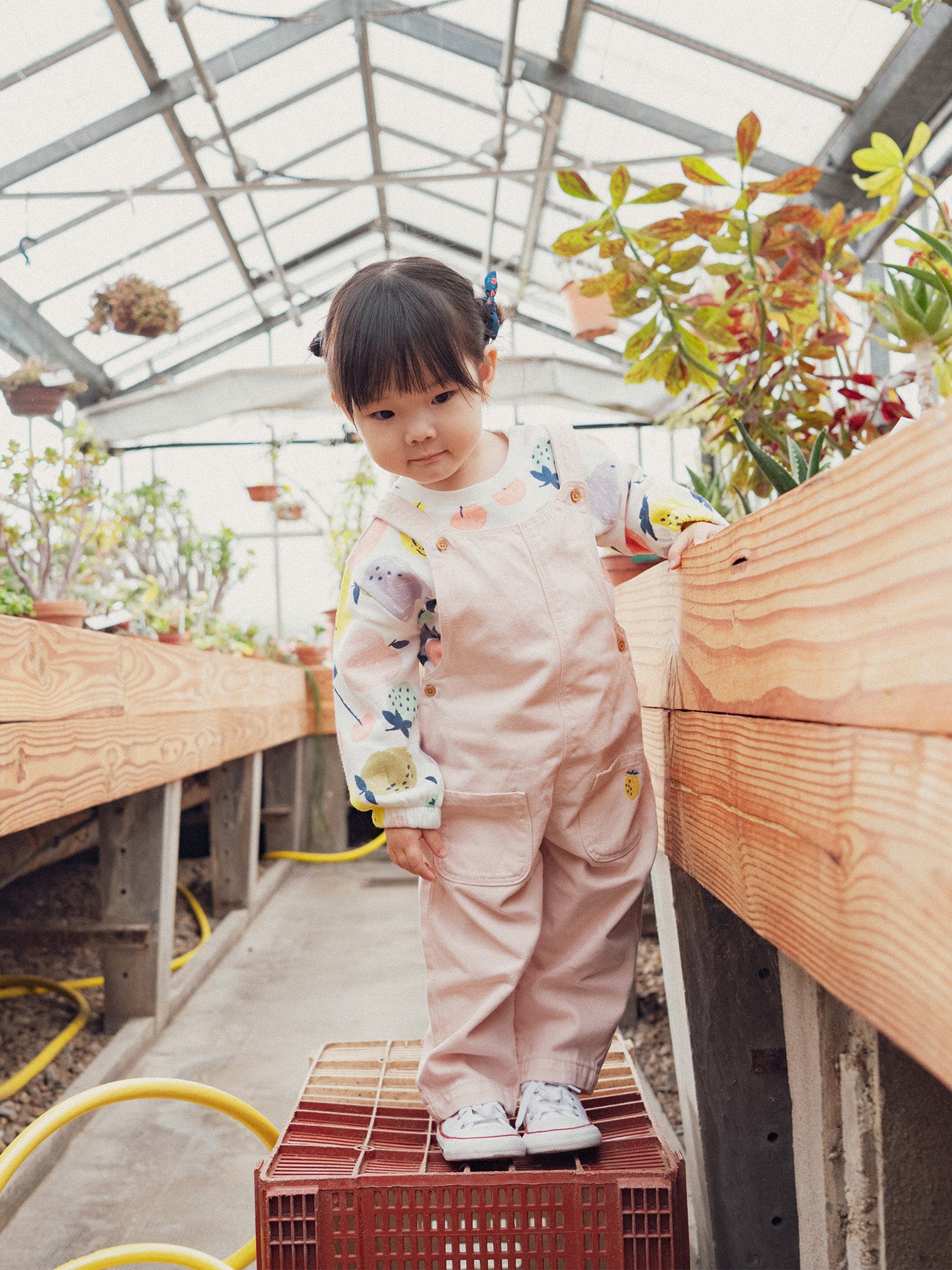 Salopette rosa vintage con ricamo di limone per bambina