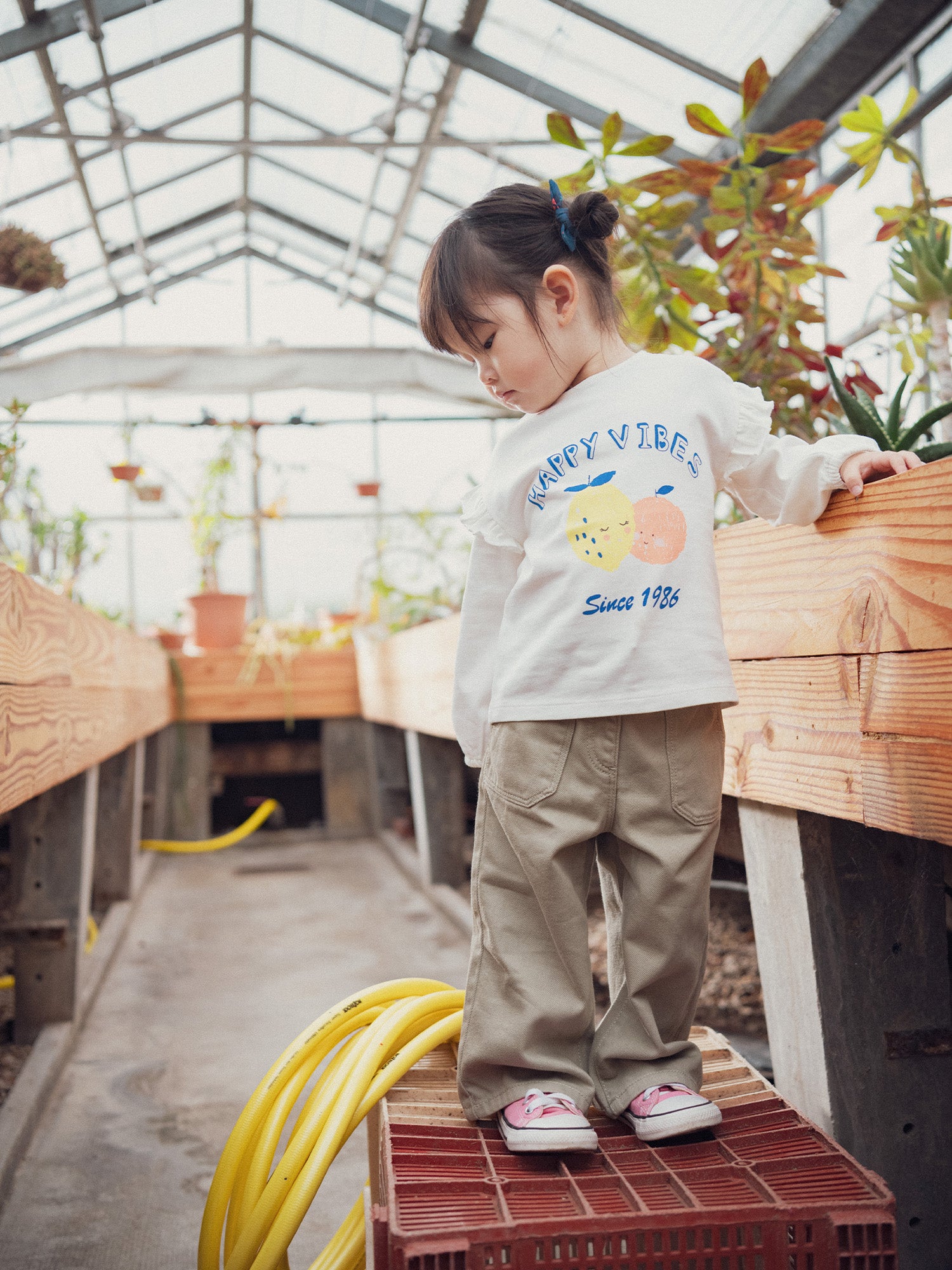 Jean coloré avec broderie fleurs pour bébé fille