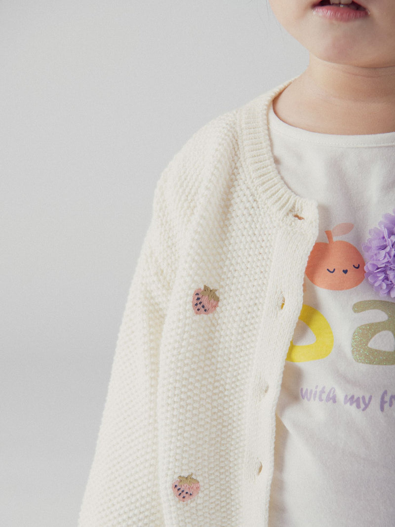 Cardigan in maglia ecru con ricamo di fragola per bambine