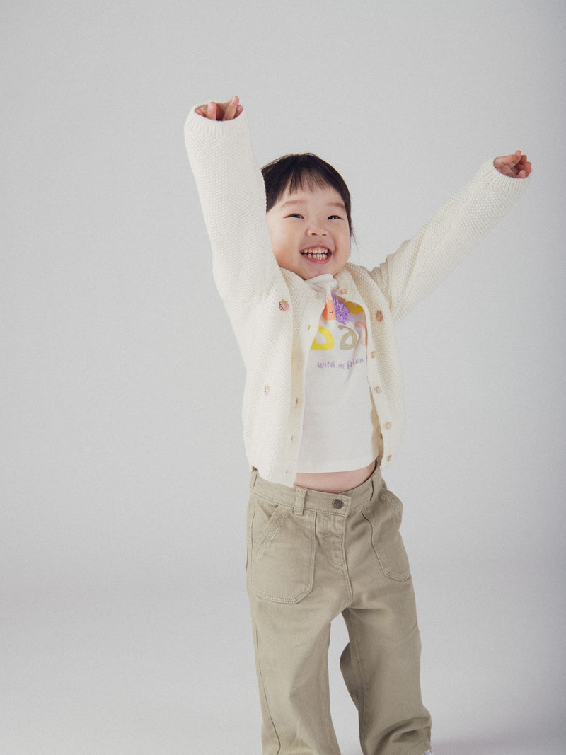 Cardigan in maglia ecru con ricamo di fragola per bambine