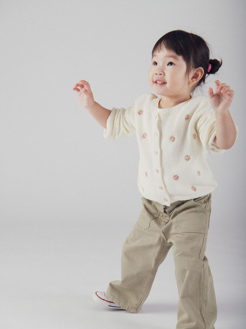 Cardigan in maglia ecru con ricamo di fragola per bambine
