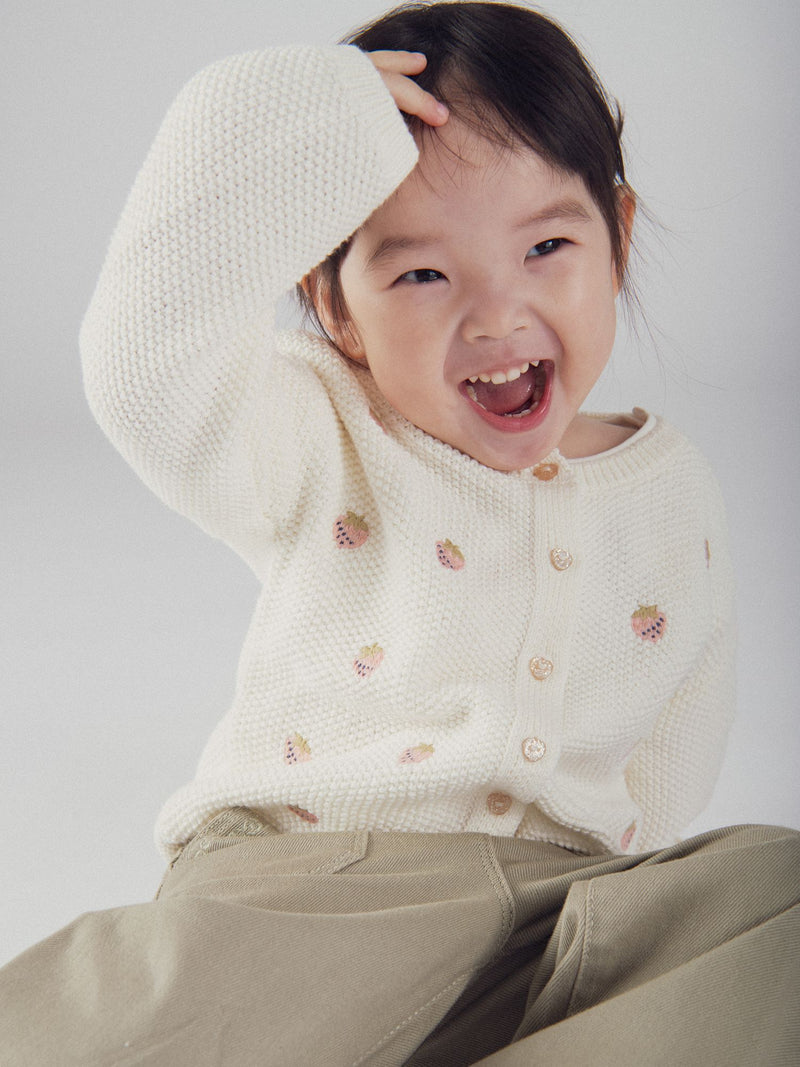 Cardigan in maglia ecru con ricamo di fragola per bambine