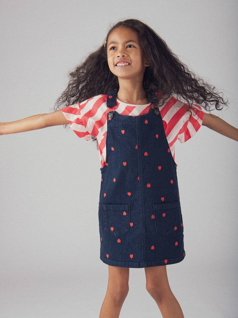 Abito-salopette blu in denim con ricami a cuore per ragazze