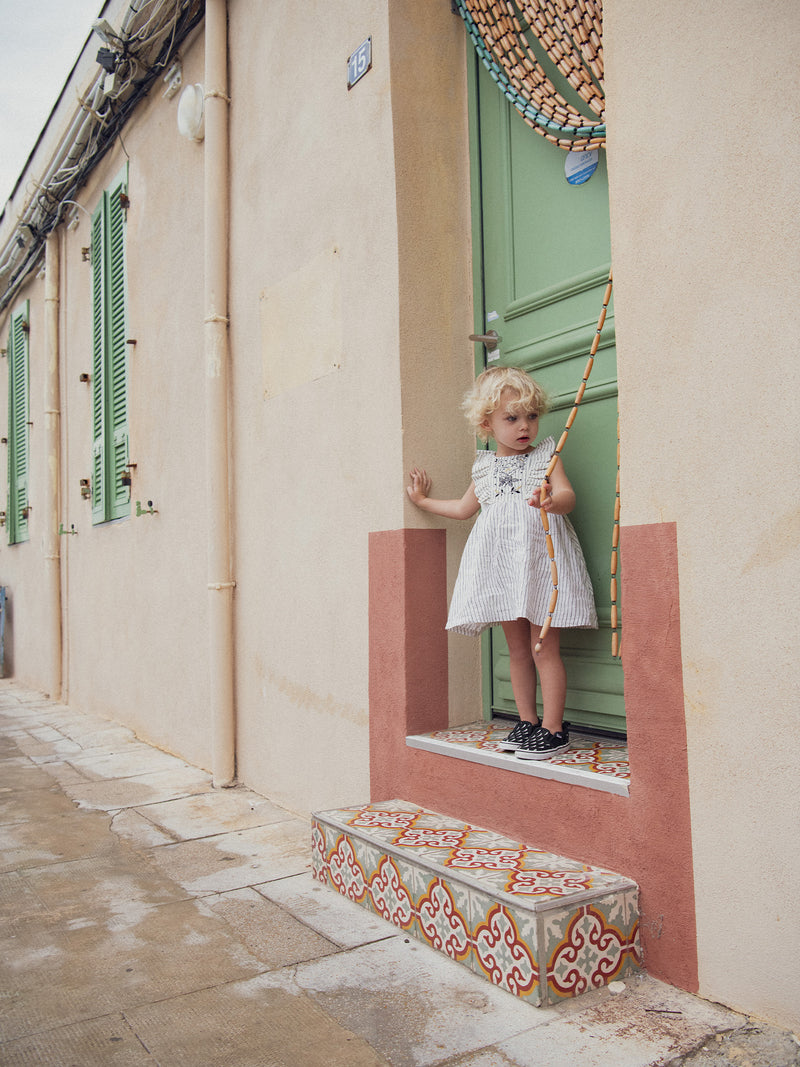 Abito a righe e ricamato con spalle arruffate e bloomer per bambina