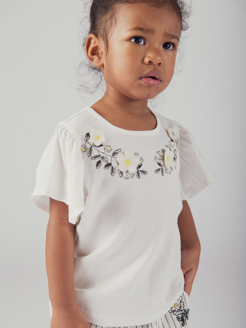 T-shirt ecru ricamata con fiori e maniche a volant per bambina