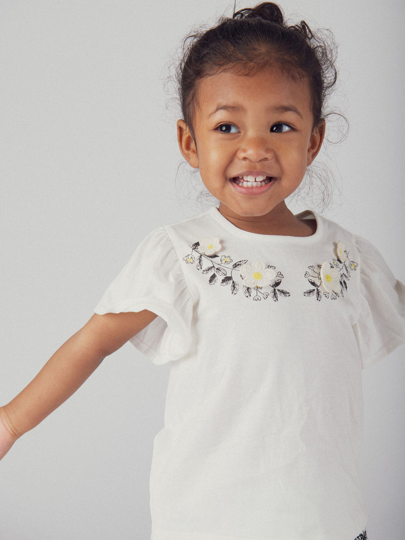 T-shirt ecru ricamata con fiori e maniche a volant per bambina
