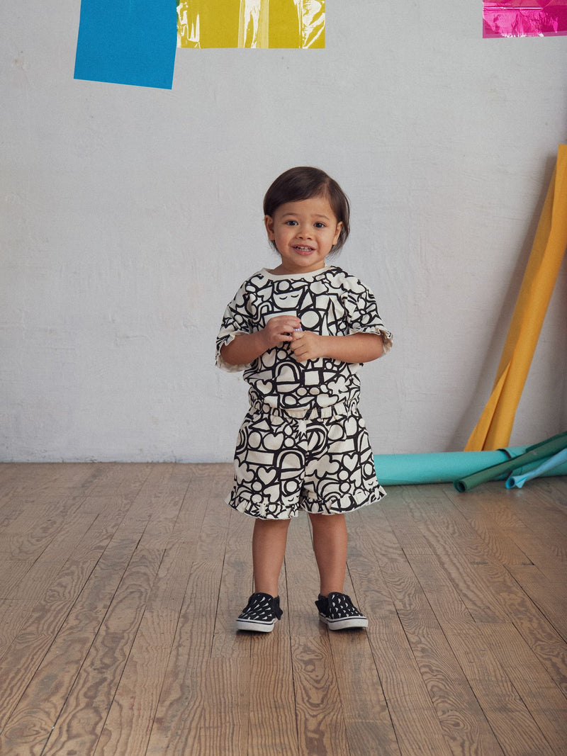 Set di T-shirt e pantaloni corti con stampa integrale "GRAPHIC" per bambina