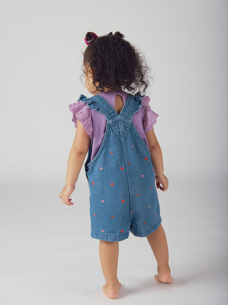 Salopette corta in denim con ricami floreali e fruttati per bambina