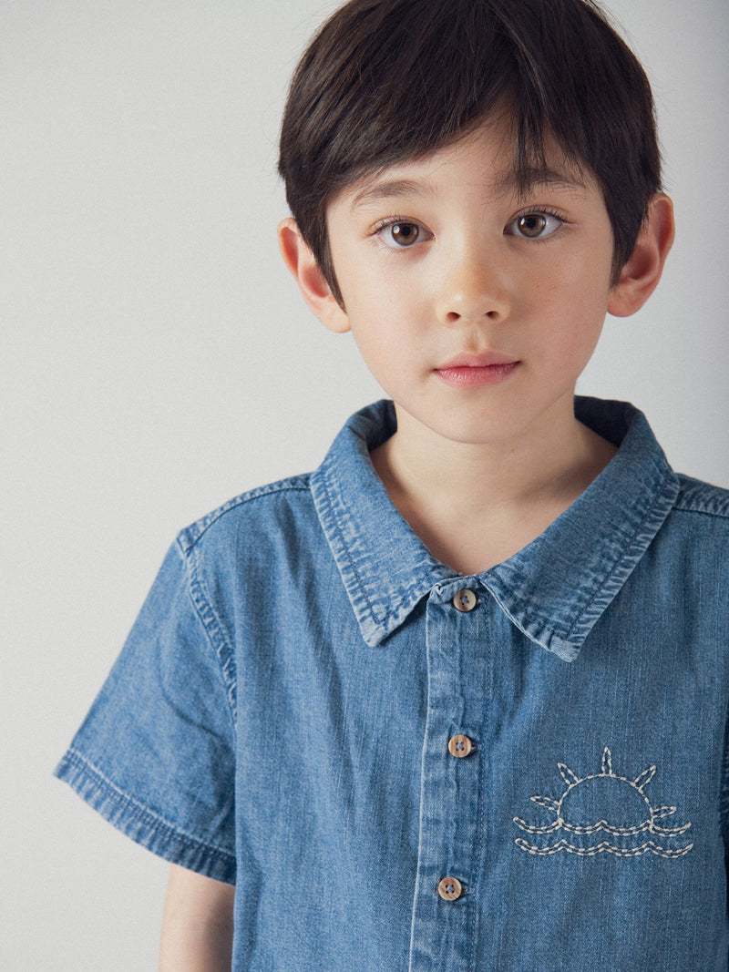 Camicia in denim blu con ricamo solare per ragazzi
