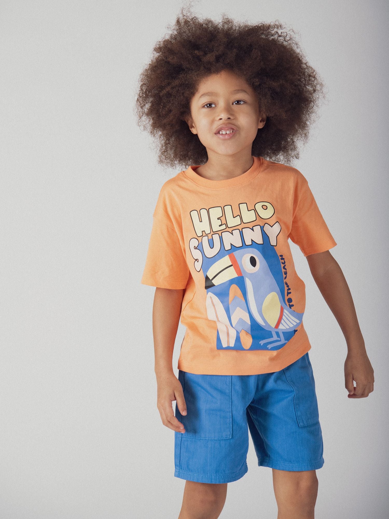 T-shirt arancione con animazione tucano per ragazzi