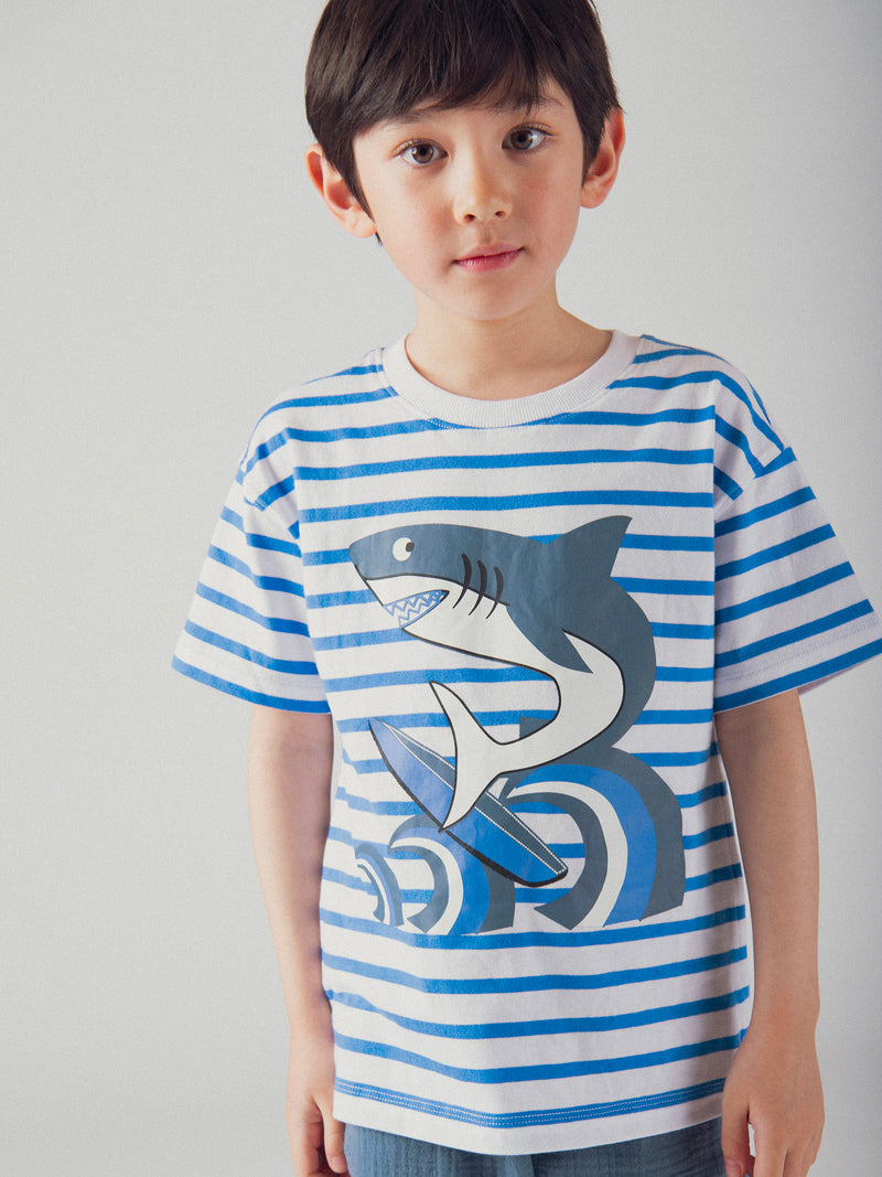 T-shirt bianca a righe blu con animazione di squalo per ragazzi