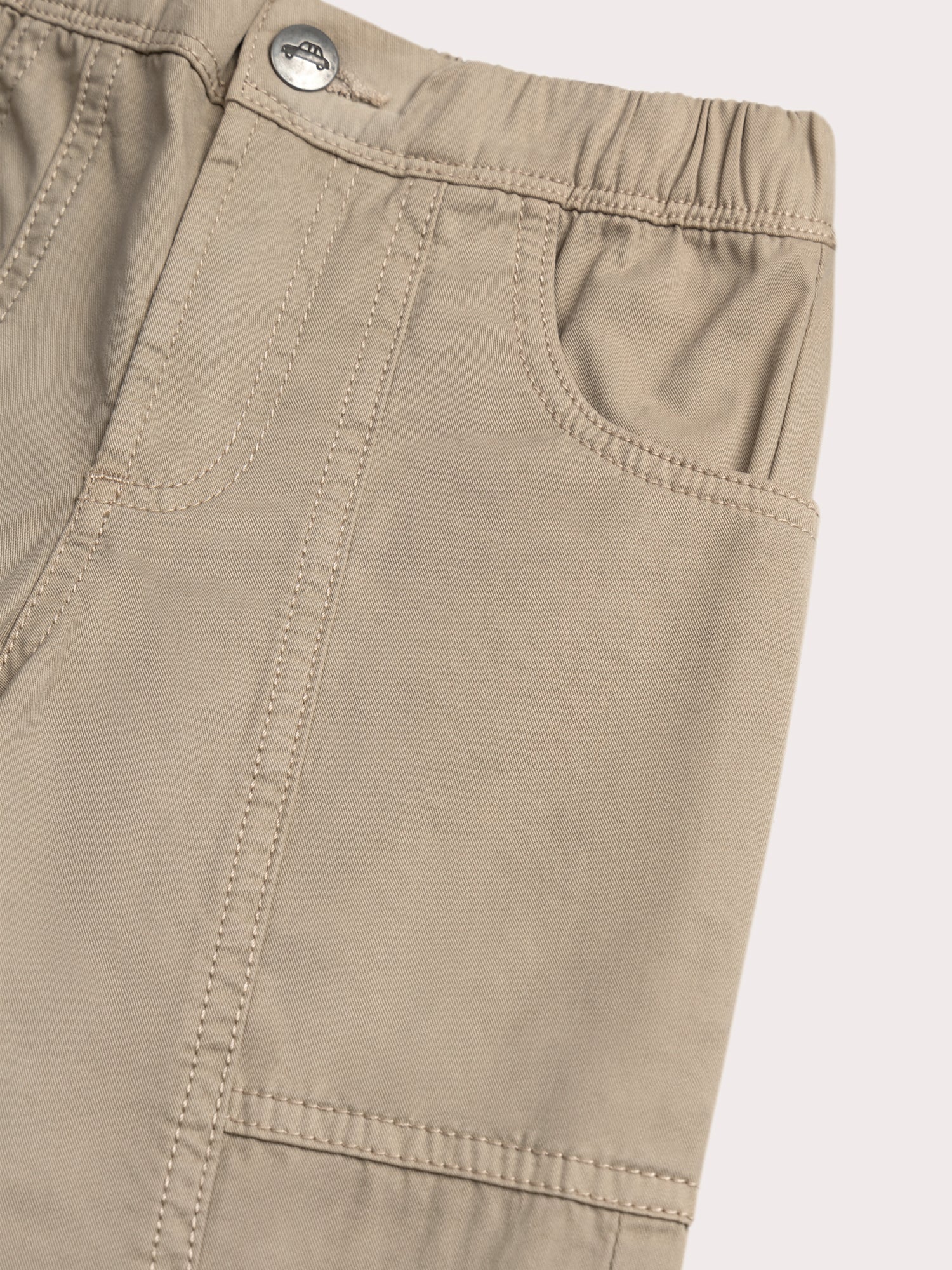 Pantaloni beige con tasche bizzarre