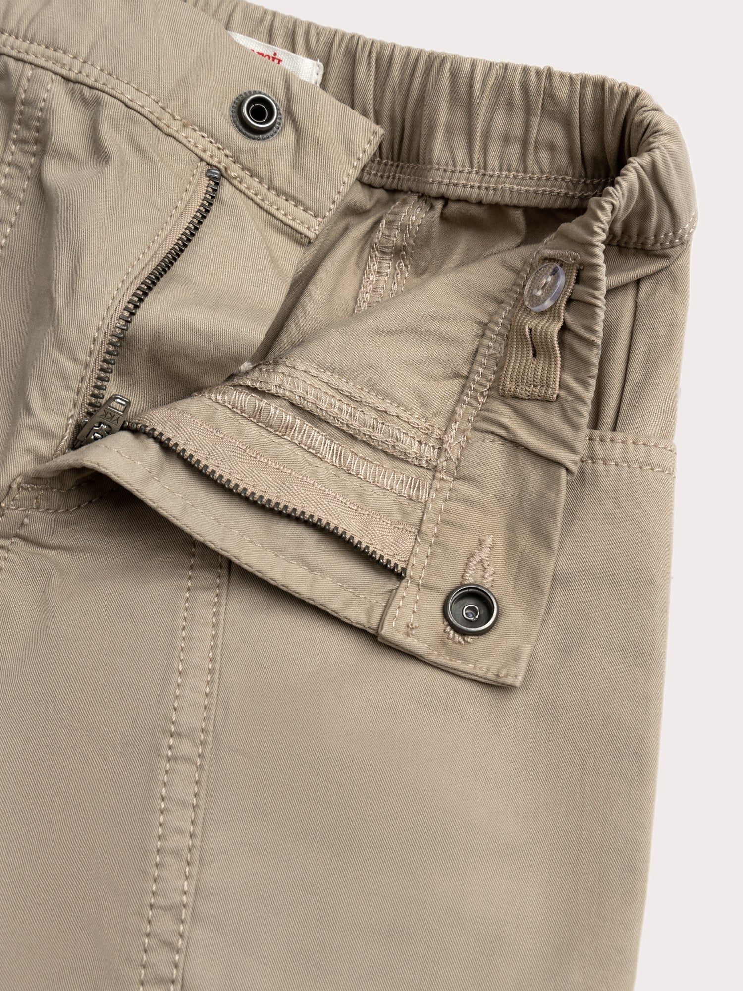 Pantaloni beige con tasche bizzarre