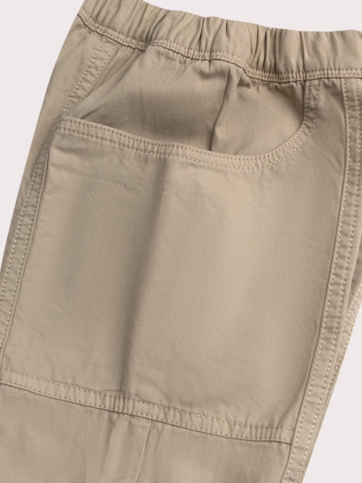 Pantaloni beige con tasche bizzarre