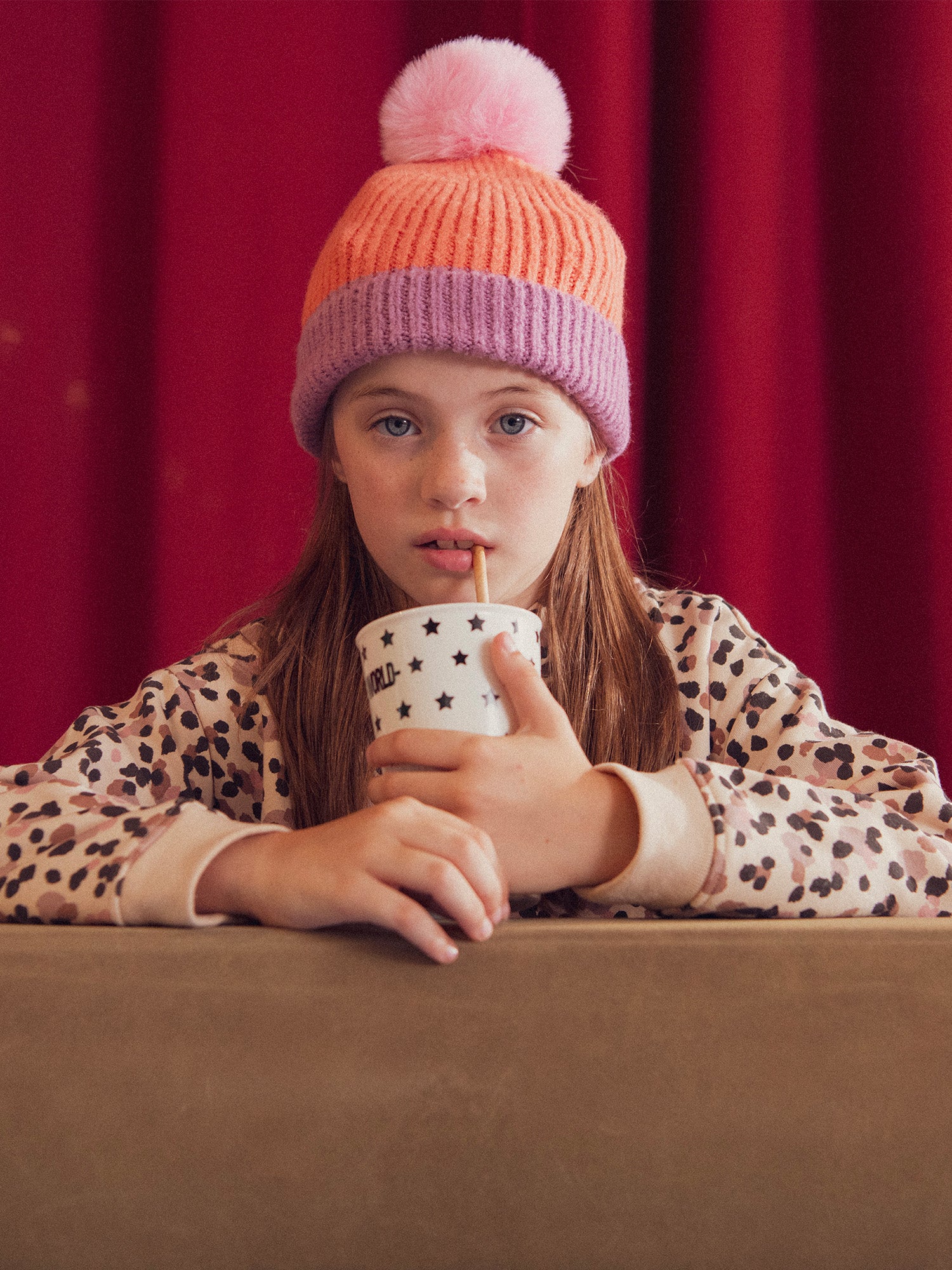 Cappello bicolore con pompon per ragazze