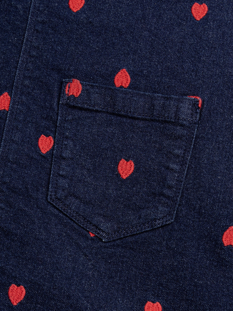 Abito-salopette blu in denim con ricami a cuore per ragazze