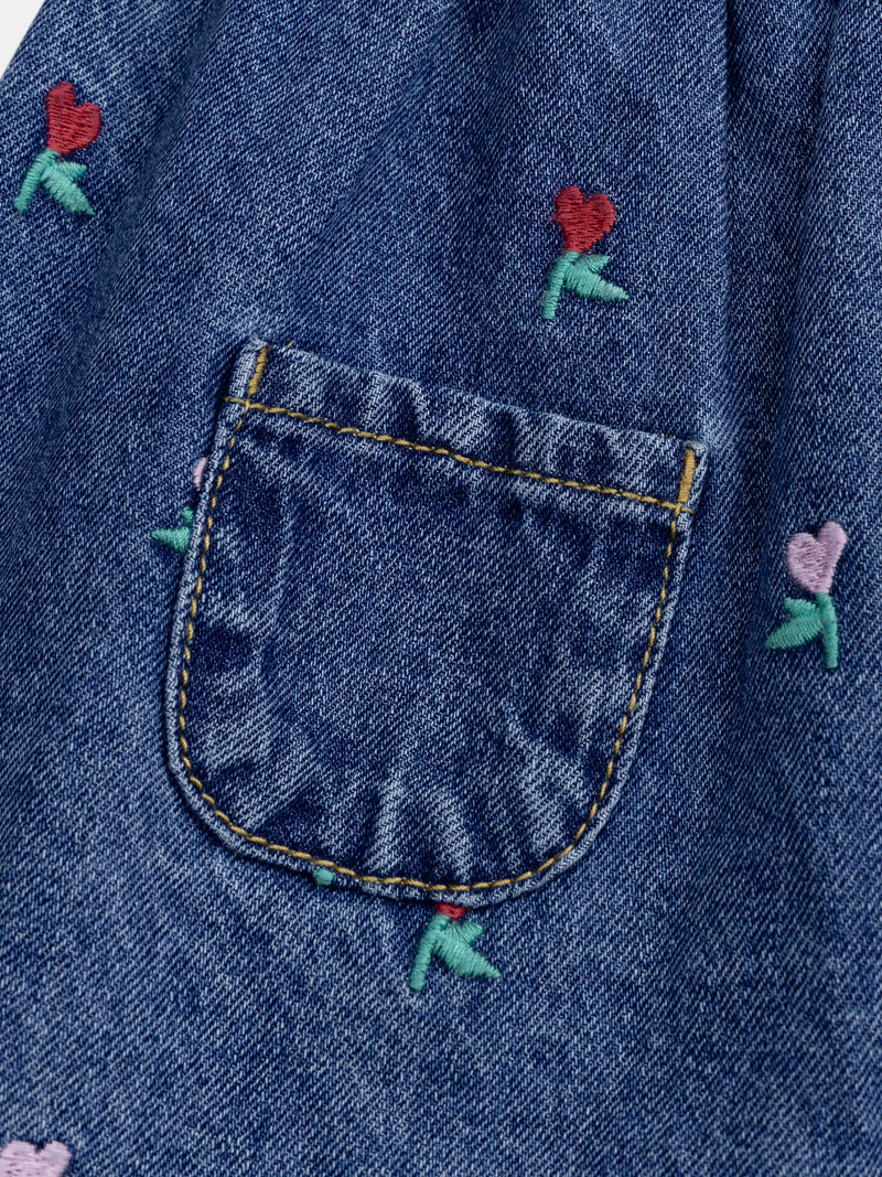Vestito in denim con ricami di cuori floreali per bebè femmina