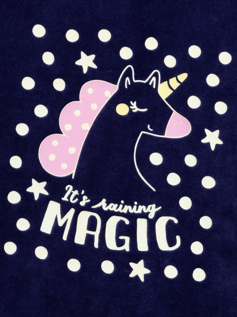 Pigiamas in velluto blu marino "It's raining MAGIC" con dettagli fosforescenti per bambina