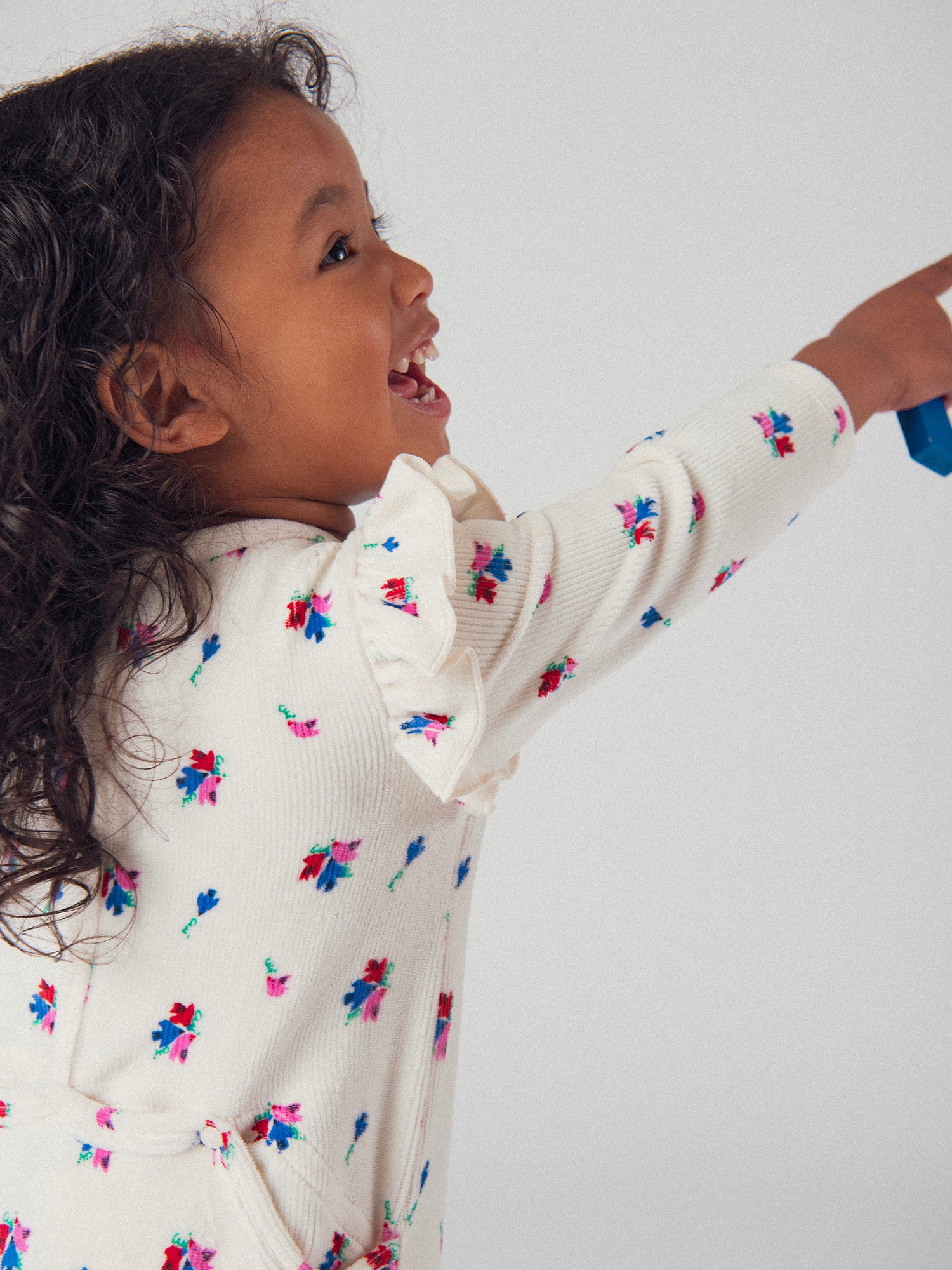 Tutina crema con volantini e motivi di piccoli uccelli e fiori per bambina
