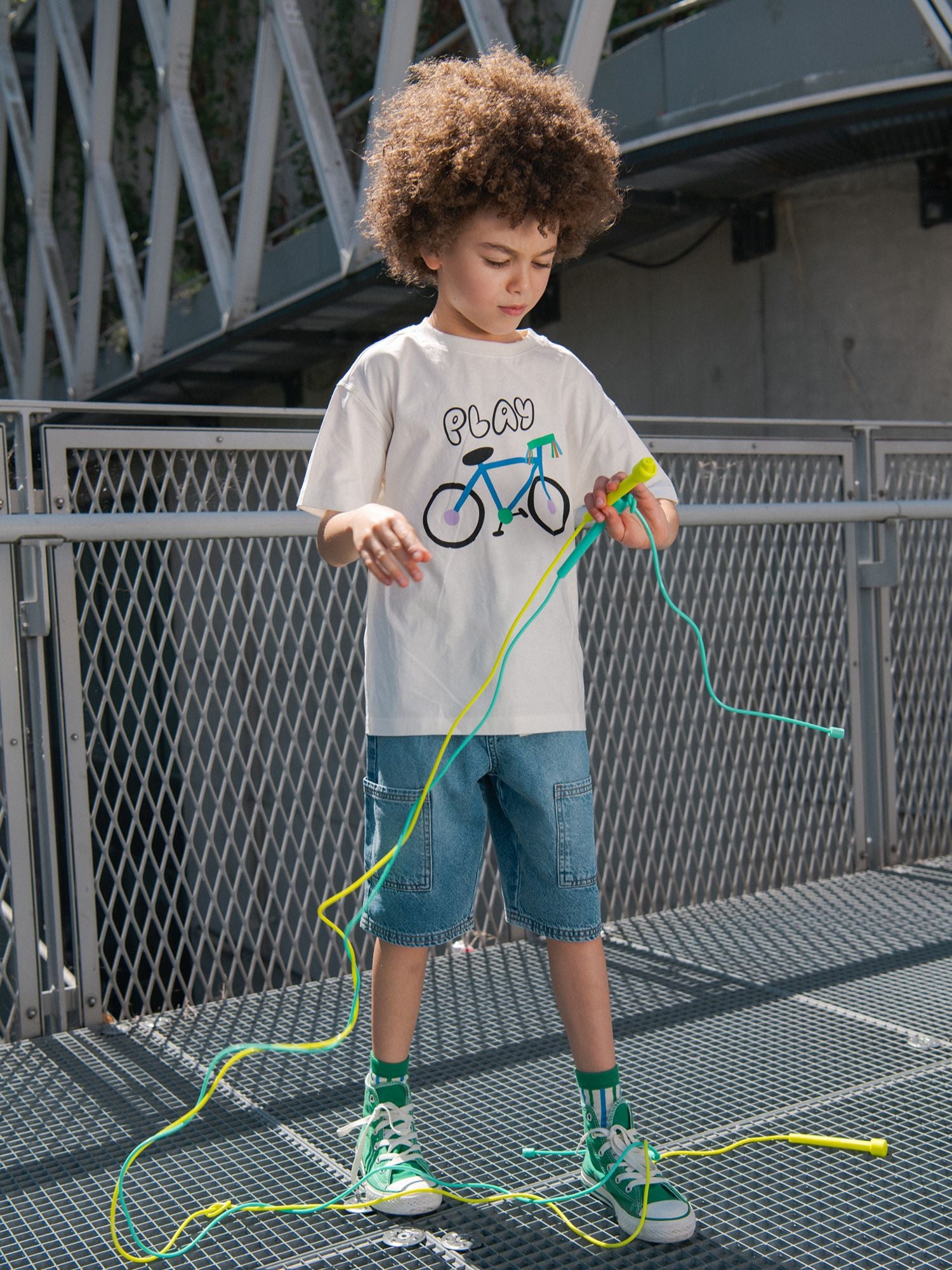 T-shirt ecru con animazione di bicicletta per ragazzi
