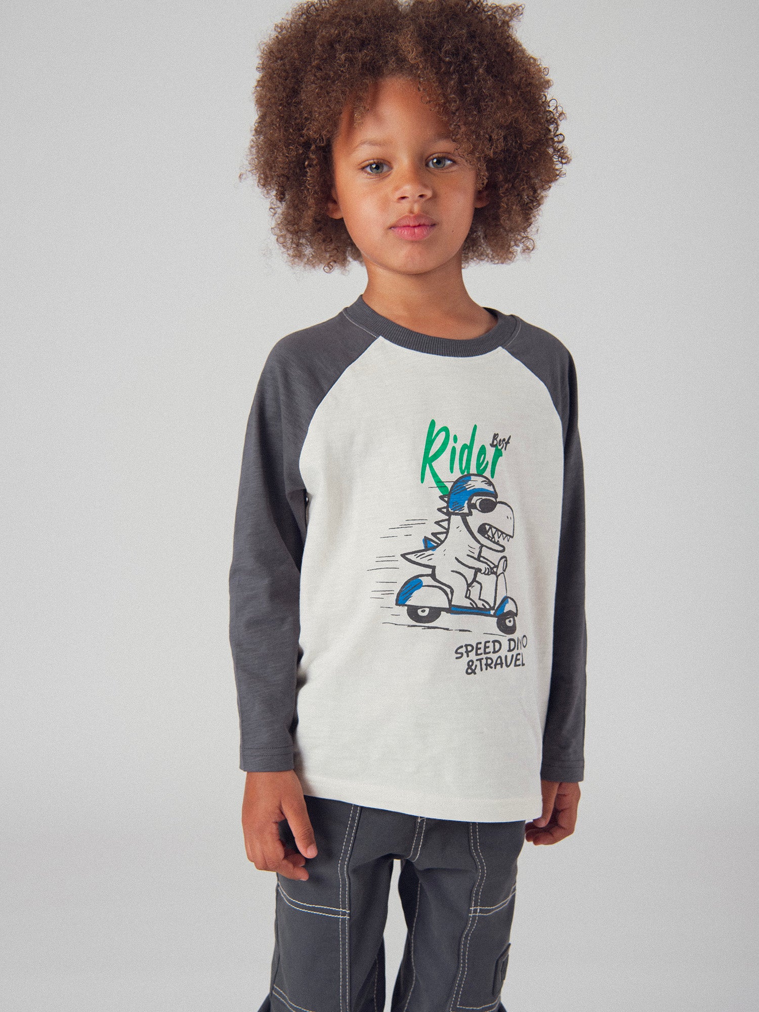 T-shirt ecru con maniche a contrasto e animazione di dinosauro per ragazzi