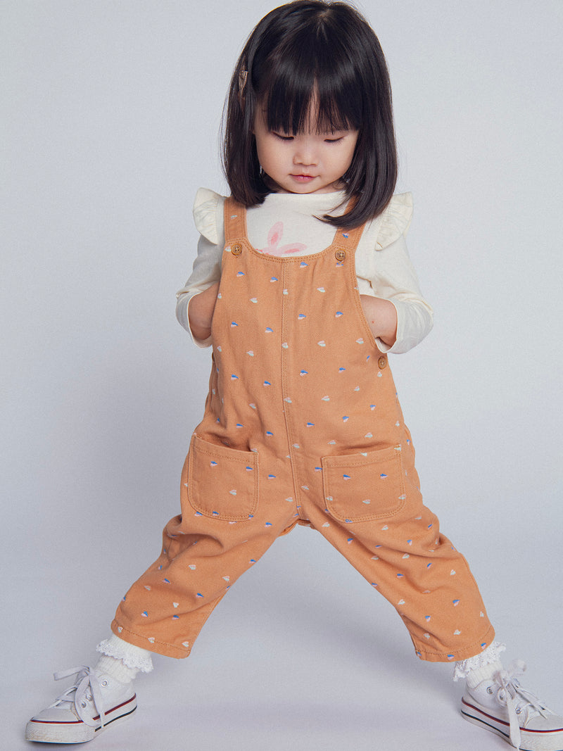 Salopette in twill "caramello" con ricami a forma di cuore per bambine