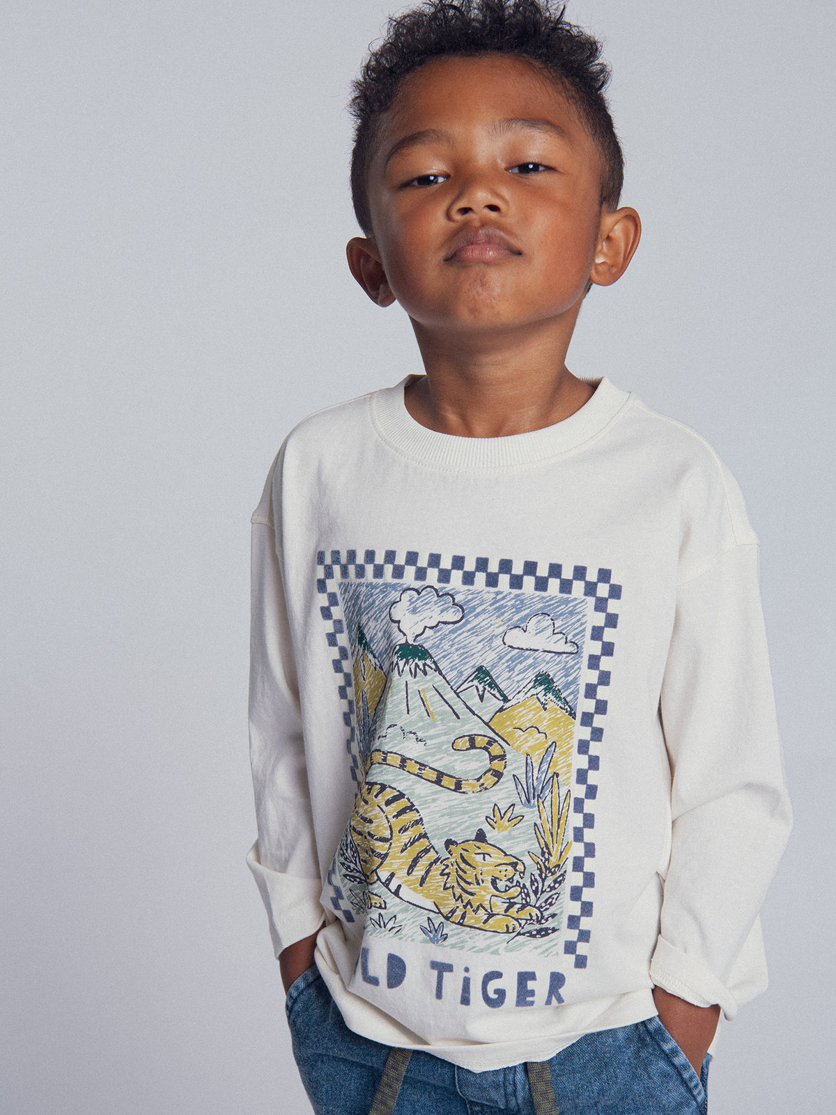 T-shirt ecru a maniche lunghe con animazione di tigre per ragazzi
