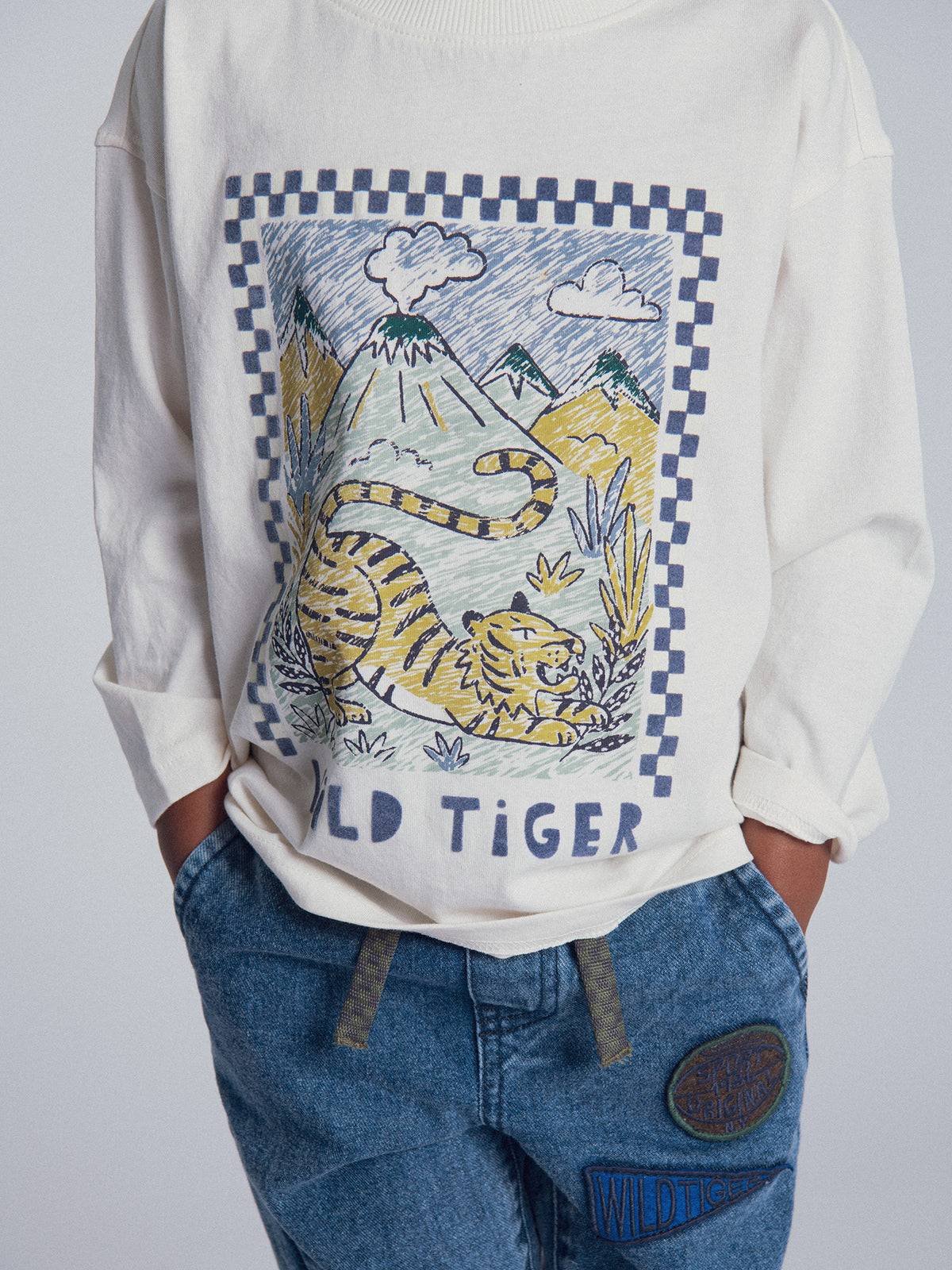 T-shirt ecru a maniche lunghe con animazione di tigre per ragazzi
