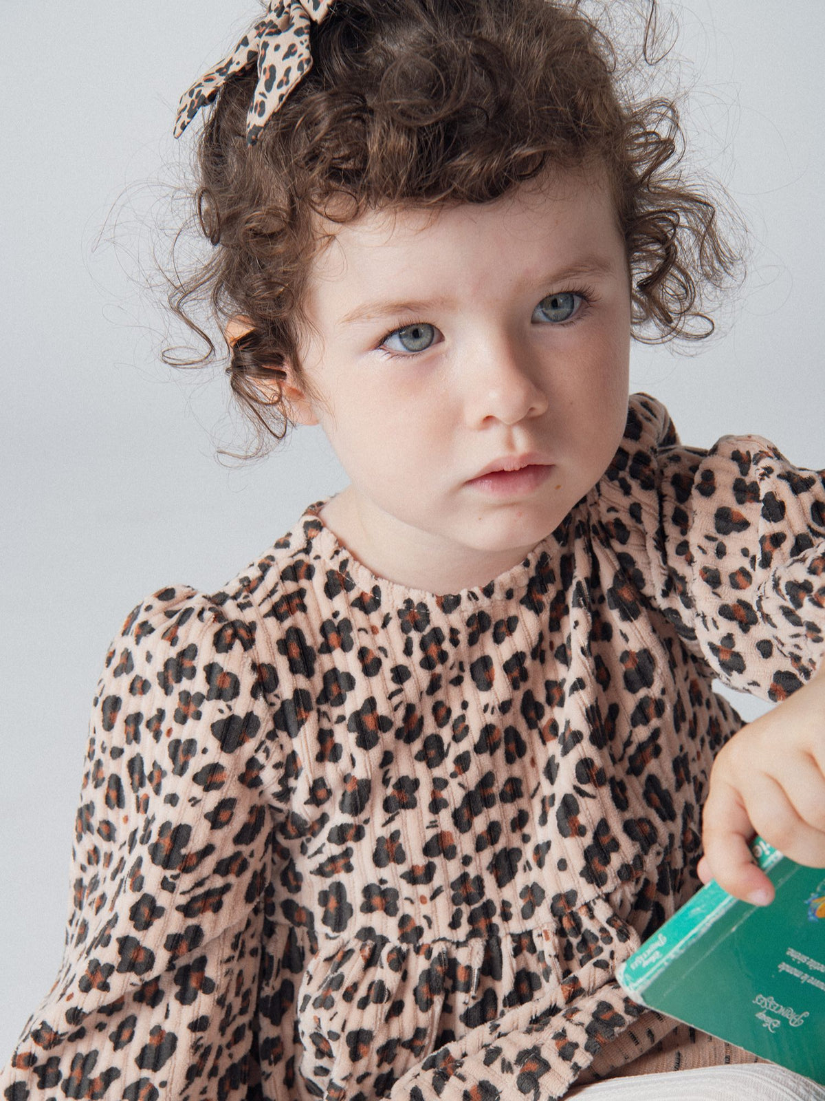 Abito in velluto a coste beige con stampa leopardata per bambina