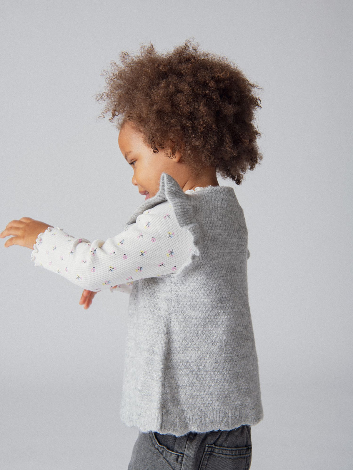 Cardigan senza maniche in maglia testurizzata con volant per bambina