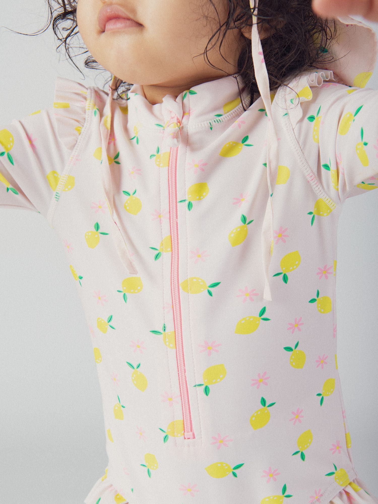 Costume da bagno UPF 50+ con stampa di limoni per bambine